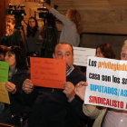 Los representantes sindicales protestan en un pleno al ver amenazadas sus ayudas.