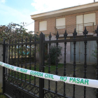 El precinto de la Guardia Civil impedía ayer la entrada a la vivienda del fallecido.