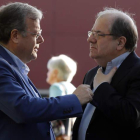 Antonio Silván y Juan Vicente Herrera, a última hora de la tarde de ayer, tras salir del tanatorio, donde transmitieron sus respetos a la familia de Juan Morano.