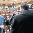 El diputado del PNV Aitor Esteban (izquierda) saluda a Soraya Sáenz de Santamaría, en un pleno del Congreso.