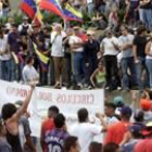 Manifestantes a favor y en contra de Chávez se enfrentan en una autopista de Caracas