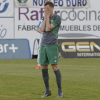 Luka Djordjevic, que entró en la segunda parte, se lamenta tras fallar una ocasión ante Serantes justo después de encajar el segundo gol en contra. C. BOUZA