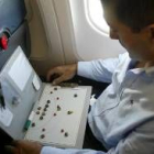 Cadenas analiza posibilidades tácticas en la pizarra durante el vuelo