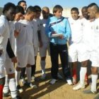 El entrenador, Pepe Calvo, da las últimas instrucciones al equipo de los internos de Villahierro.