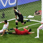 Diego Costa marca su segundo gol a Portugal.