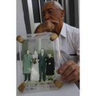 Nano Varela muestra la foto de su padre, Ángel Varela.