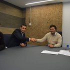 El pedáneo de Navatejera y el alcalde de Villaquilambre estrechan la mano tras el acuerdo.