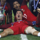 Nani, detrás de Cristiano Ronaldo, en la celebración del título de la Eurocopa conquistada por Portugal.