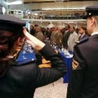 Dos agentes saludan en el congreso de la Interpol celebrado el pasado octubre en Benidorm
