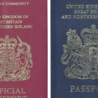 A la izquierda el pasaporte del Reino Unido con la mención Unión Europea arriba. En la derecha el documento antiguo, de color azul, que los británicos recuperarán en el 2022.