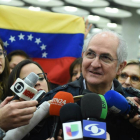 El alcalde de Caracas, Antonio Ledezma, a su llegada al aeropuerto de Barajas, este sábado.