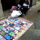 Uno de los puestos de venta ilegal de discos pirata que tanto abundan en las calles españolas