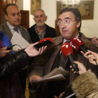 El director general de Vivienda, Ángel Marinero, atiende a los medios de comunicación. RAMIRO