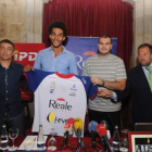 Di Panda y Baena con la camiseta del Reale Ademar, flanqueados por Martínez y Pollán.