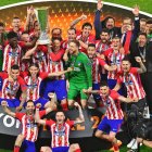 Fernando Torres levanta el trofeo de campeón de la Liga Europa. El delantero tuvo el honor de ser el primero en hacerlo para seguirle el resto de compañeros. STEINBACH
