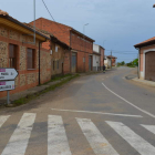 Imagen de la carretera LE-6523 a su paso por el centro de la localidad de Bercianos del Páramo. MEDINA