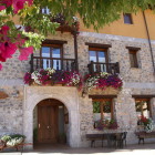 Fachada y una de las estancias del Centro de Turismo Rural El Sabinar, en Crémenes.