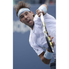 Nadal sirve una bola al estadounidense Ryan Harrison.