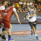 El lateral del Abanca Ademar, Fede Vieyra, intenta sobrepasar a la defensa del Dinamo en el partido de la primera vuelta. FERNANDO OTERO