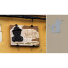 Arriba, dos infrecuentes ejemplos de calles leonesas con información sobre su nombre: uno de los carteles del ‘callejero histórico ciudad de León’ que elaborara Luis Pastrana, y el de la calle La Sal. RAMIRO