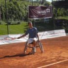 Juanjo Rodríguez devuelve una pelota.