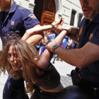La madre de los niños de Godella, detenida en Valencia durante una protesta de los indignados en el 2011.