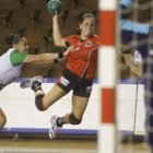 Benzal, con el balón, sufre una sobrecarga en el pubis.