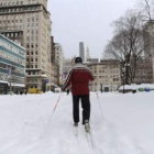Un hombre paseaba ayer con esquís en Union Square, en Nueva York.