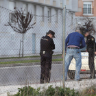 Efectivos de la Policía Nacional de Ponferrada examinando restos de sangre en el suelo.
