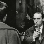 Joan Colom, en las calles del Raval en 1961, retratado por su amigo Ignasi Marroyo.