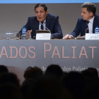 El consejero de Sanidad, Antonio Sáez Aguado, y el director general de Asistencia Sanitaria, José Jolín (d), durante la presentación esta mañana en Valladolid del Plan de Cuidados Paliativos 2017-2020.