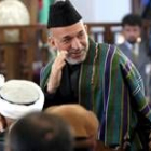El presidente afgano saluda sonriente en un momento de la ceremonia en Kabul