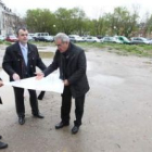 Riesco, Moreno y Fierro con el plano de la renovada plaza, situada al lado de Tierno Galván.