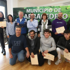 Los participantes, con el alcalde Raúl Valcarce. L. DE LA MATA