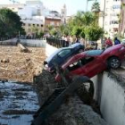 Varios vehículos fueron arrastrados por la lluvia hasta el acueducto romano de Almuñécar