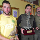 Los tres primeros clasificados con sus trofeos. P.V.