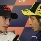 Marc Márquez y Valentino Rossi conversan en una conferencia de prensa.