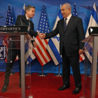 Blinken ayer con Netanyahu y con Abbas en su gira a Oriente Medio. MENAHEM KAHANA / MAJDI MOHAMMED