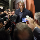 Hakeem Olajuwon fue homenajeado por los Rockets.