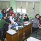 Imagen de los alumnos durante el taller de sales de baño