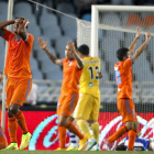 Los jugadores del Valencia se lamentan de una ocasión fallada.
