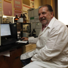 El catedrático Julio Prieto en el laborotario de la Universidad de León.