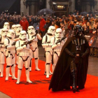Darth Vader es seguido por soldados de la Guerra de las Galaxias durante el estreno de la película 'El regreso del Sith' en un teatro en Londres. RICHARD LEWIS