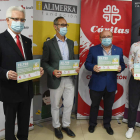 Entrega del dinero, ayer en la Cámara de Comercio. RAMIRO