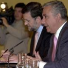 Javier Arenas, en primer término al lado de Mariano Rajoy, expone la Oferta de Empleo Público