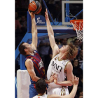 Singler intenta taponar una acción ofensiva de Eidson.