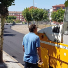 El alcalde, Manuel García, supervisó los trabajos de aglomerado de la calle La Fuente, en Villaobispo. DL