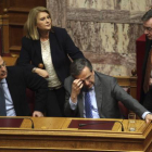 El primer ministro heleno, Antonis Samaras (segundo a la derecha), asiste a la votación den el Parlamento por el presidente Griego en la Cámara Baja en Atenas.