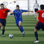 Un gol de Landáburu, en el centro, supuso tres puntos de oro para el conjunto trepalense.