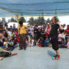 El voluntario de Payasos Sin Fronteras, Moisés Queralt en una actuación, junto a un compañero, en un campo de refugiados.